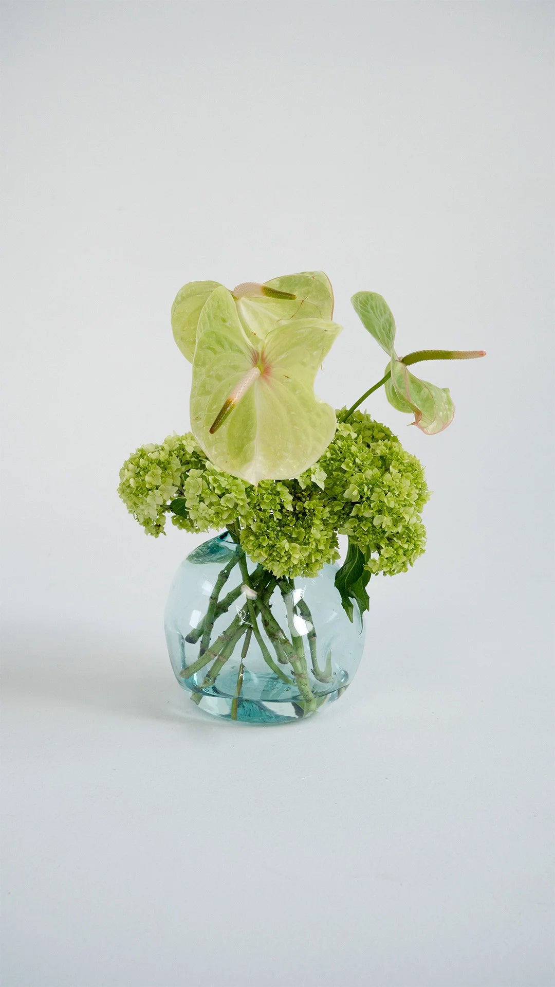 florero artesanal de vidrio reciclado verde hecho a mano diseño sostenible