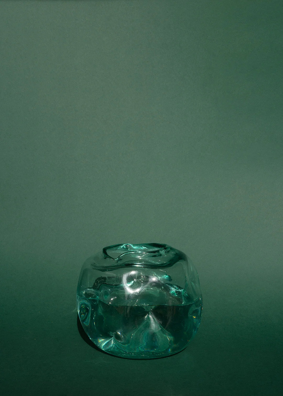 florero artesanal de vidrio reciclado verde hecho a mano diseño sostenible.