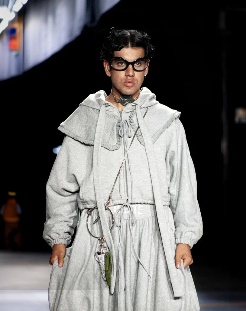 Hoodie teatral y deportivo &nbsp;de algodón, con un diseño flexible que permite que se adapte la talla.
PAISAJE LATINO