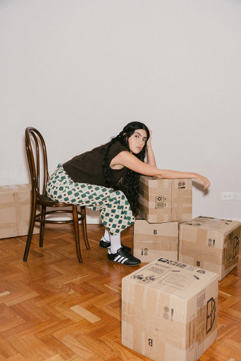 Pantalón unisex con bolsillos laterales y resorte ajustable en el contorno.

Una prenda que se adapta a todos los cuerpos. Tú decides a qué altura usarlo, si en la cintura o en la cadera.&nbsp;