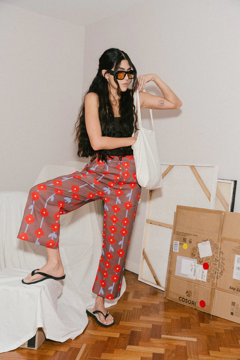 Pantalón unisex con bolsillos laterales y resorte ajustable en el contorno.

Una prenda que se adapta a todos los cuerpos. Tú decides a qué altura usarlo, si en la cintura o en la cadera.&nbsp;