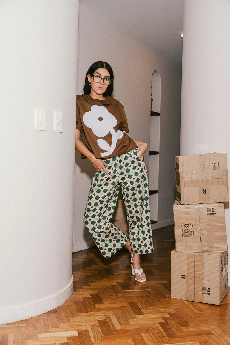 Pantalón unisex con bolsillos laterales y resorte ajustable en el contorno.

Una prenda que se adapta a todos los cuerpos. Tú decides a qué altura usarlo, si en la cintura o en la cadera.&nbsp;