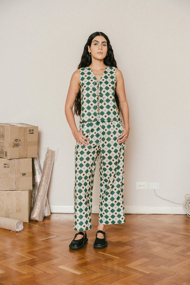 Pantalón unisex con bolsillos laterales y resorte ajustable en el contorno.

Una prenda que se adapta a todos los cuerpos. Tú decides a qué altura usarlo, si en la cintura o en la cadera.&nbsp;