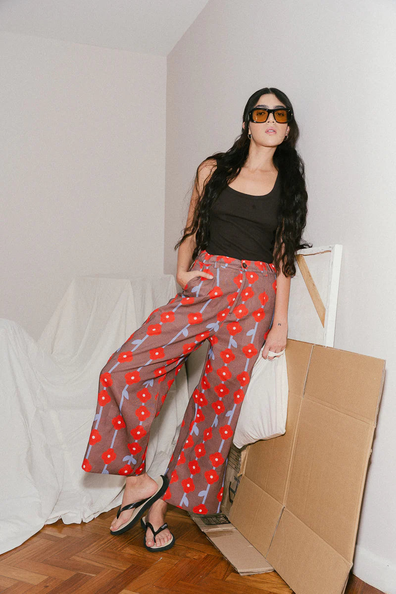 Pantalón unisex con bolsillos laterales y resorte ajustable en el contorno.

Una prenda que se adapta a todos los cuerpos. Tú decides a qué altura usarlo, si en la cintura o en la cadera.&nbsp;