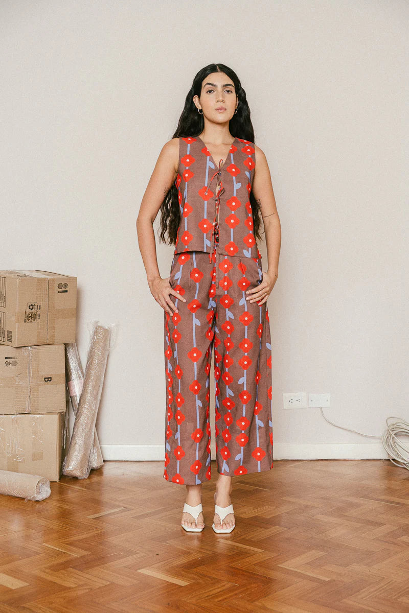 Pantalón unisex con bolsillos laterales y resorte ajustable en el contorno.

Una prenda que se adapta a todos los cuerpos. Tú decides a qué altura usarlo, si en la cintura o en la cadera.&nbsp;