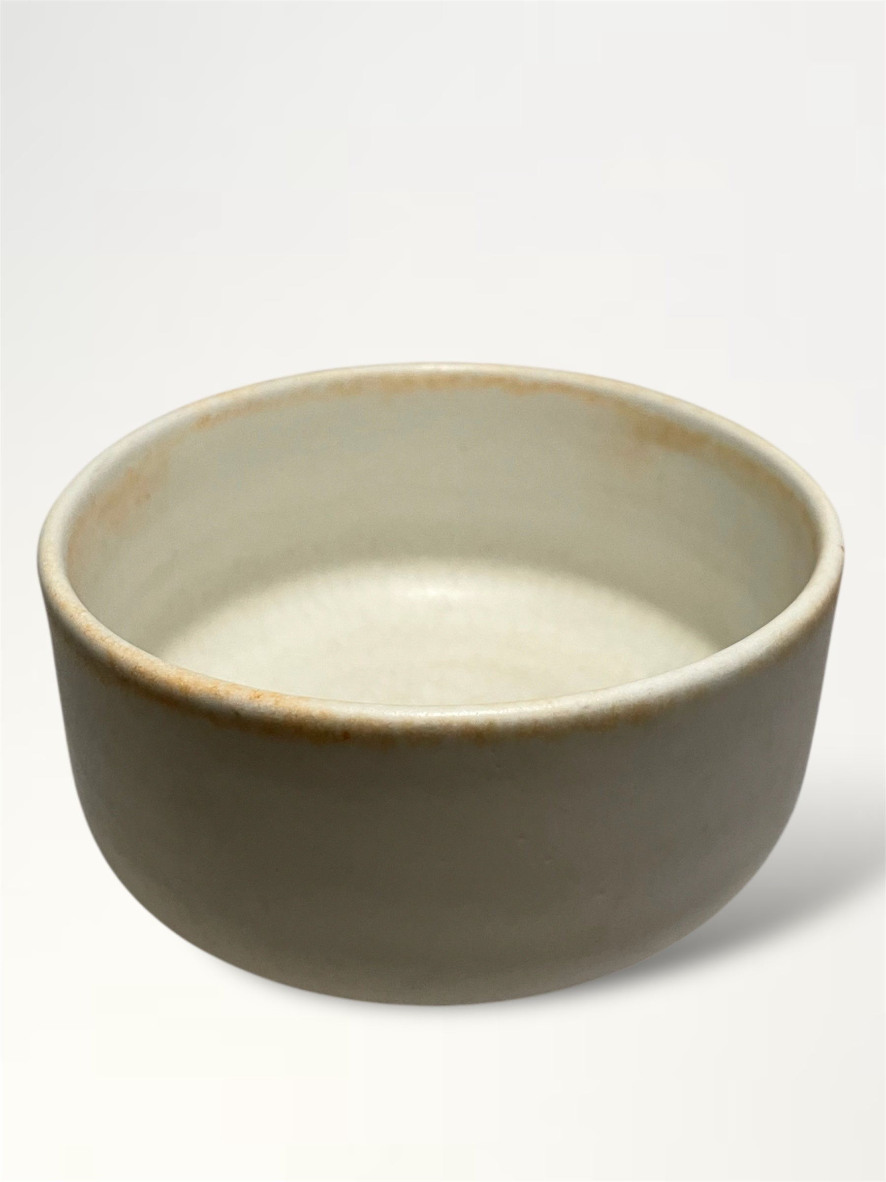 Hecha en técnica de torno, creada en México en el 2024. Está hecho con porcelana y&nbsp;esmalte mate blanco, quemada en horno de gas a 1300ºC. Es seguro para consumir alimentos, se puede limpiar
en el lavavajillas.