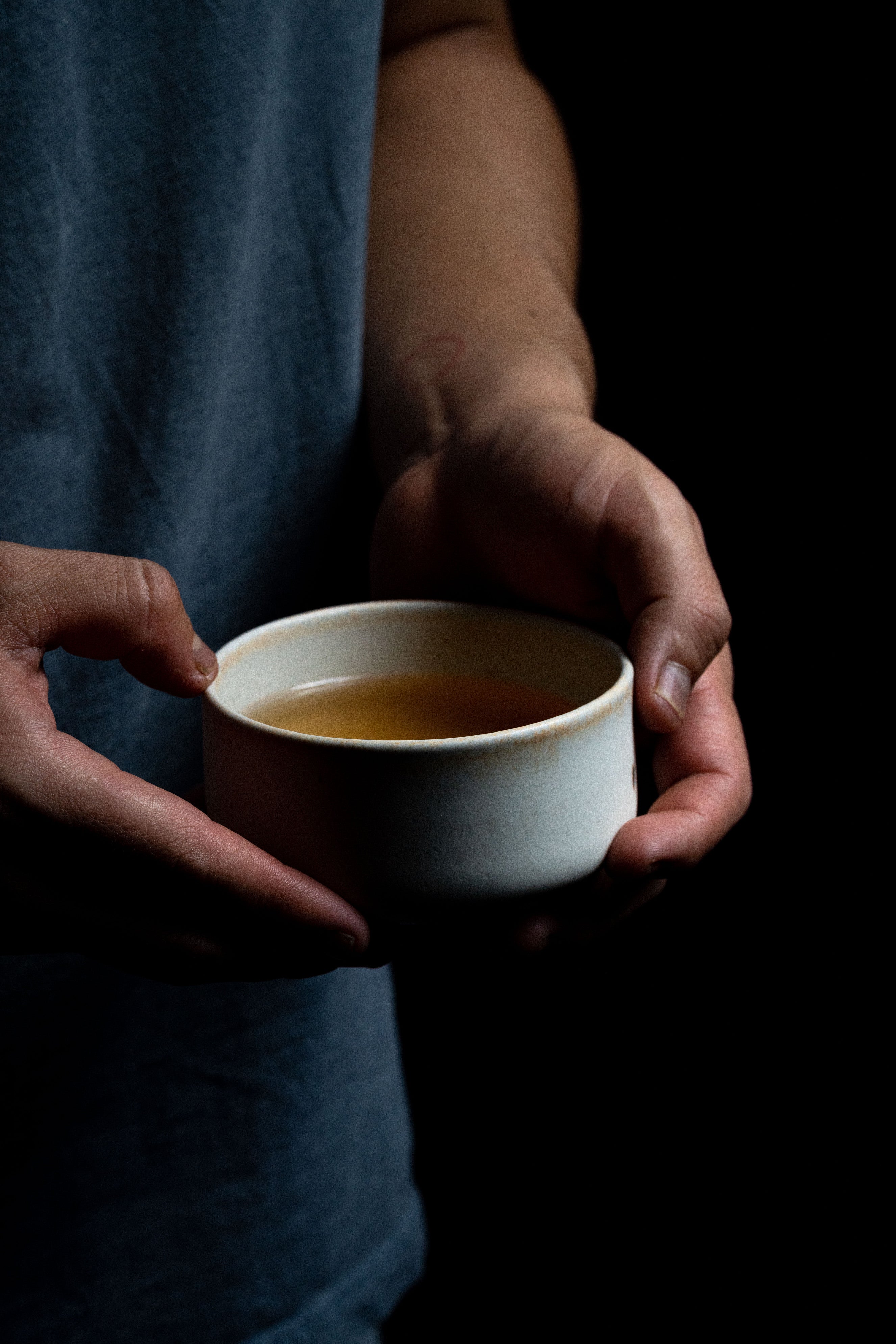 Hecha en técnica de torno, creada en México en el 2024. Está hecho con porcelana y&nbsp;esmalte mate blanco, quemada en horno de gas a 1300ºC. Es seguro para consumir alimentos, se puede limpiar
en el lavavajillas.