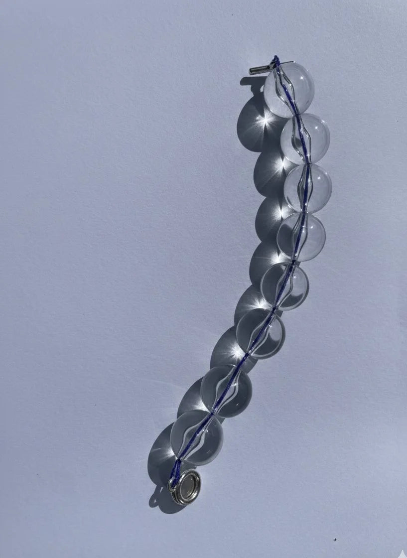 Pulsera de bolas hecho con resina e hilo de color.
PAISAJE LATINO