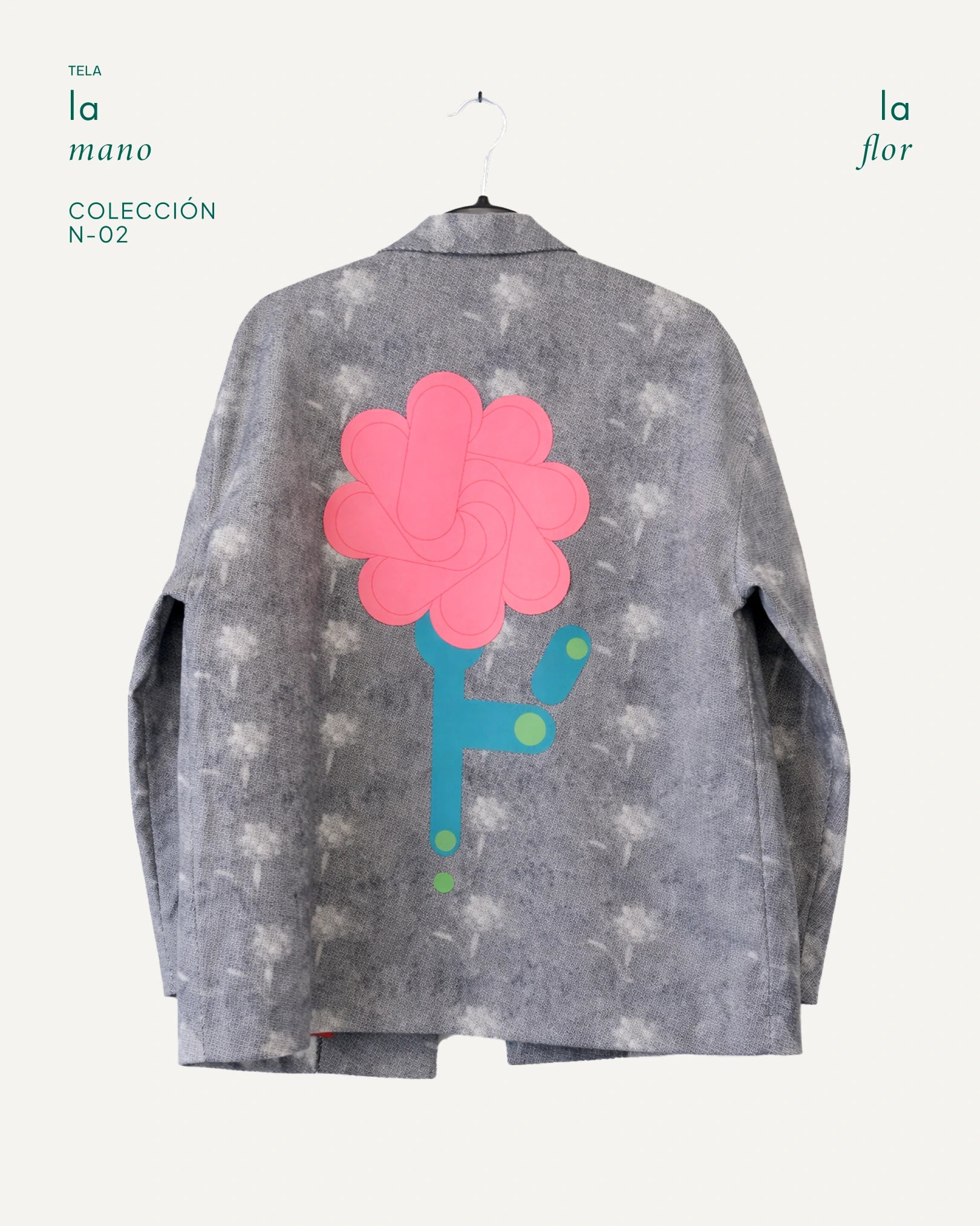 Sastre de silueta clásica hecho en poliéster con un estampado de casas creado por la artista Carolina Upegui.
PAISAJE LATINO