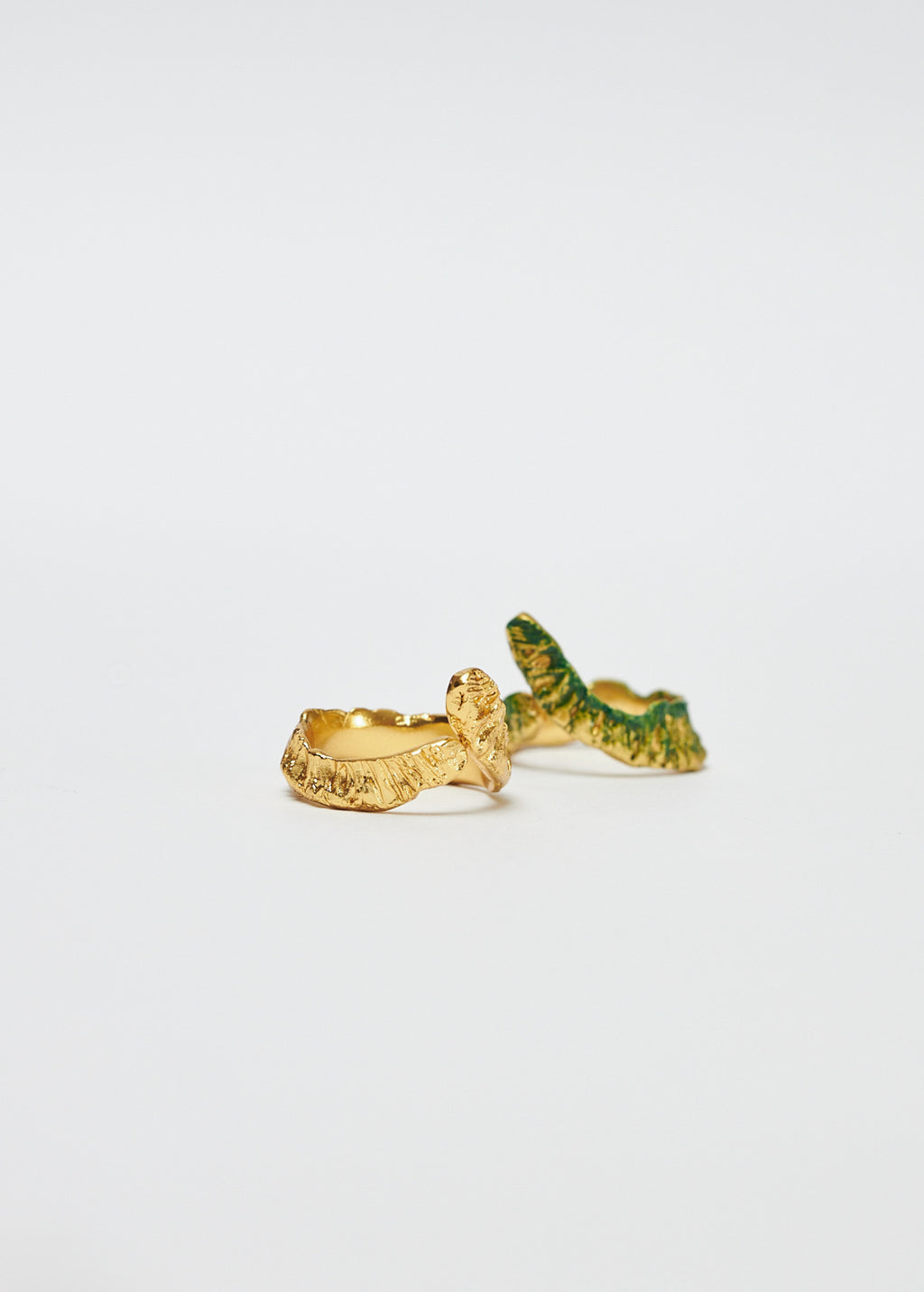 Cada pieza es elaborada manualmente por nuestros joyeros de tradición en Colombia. Utilizando bronce 50% reciclado con baño en oro de 24k