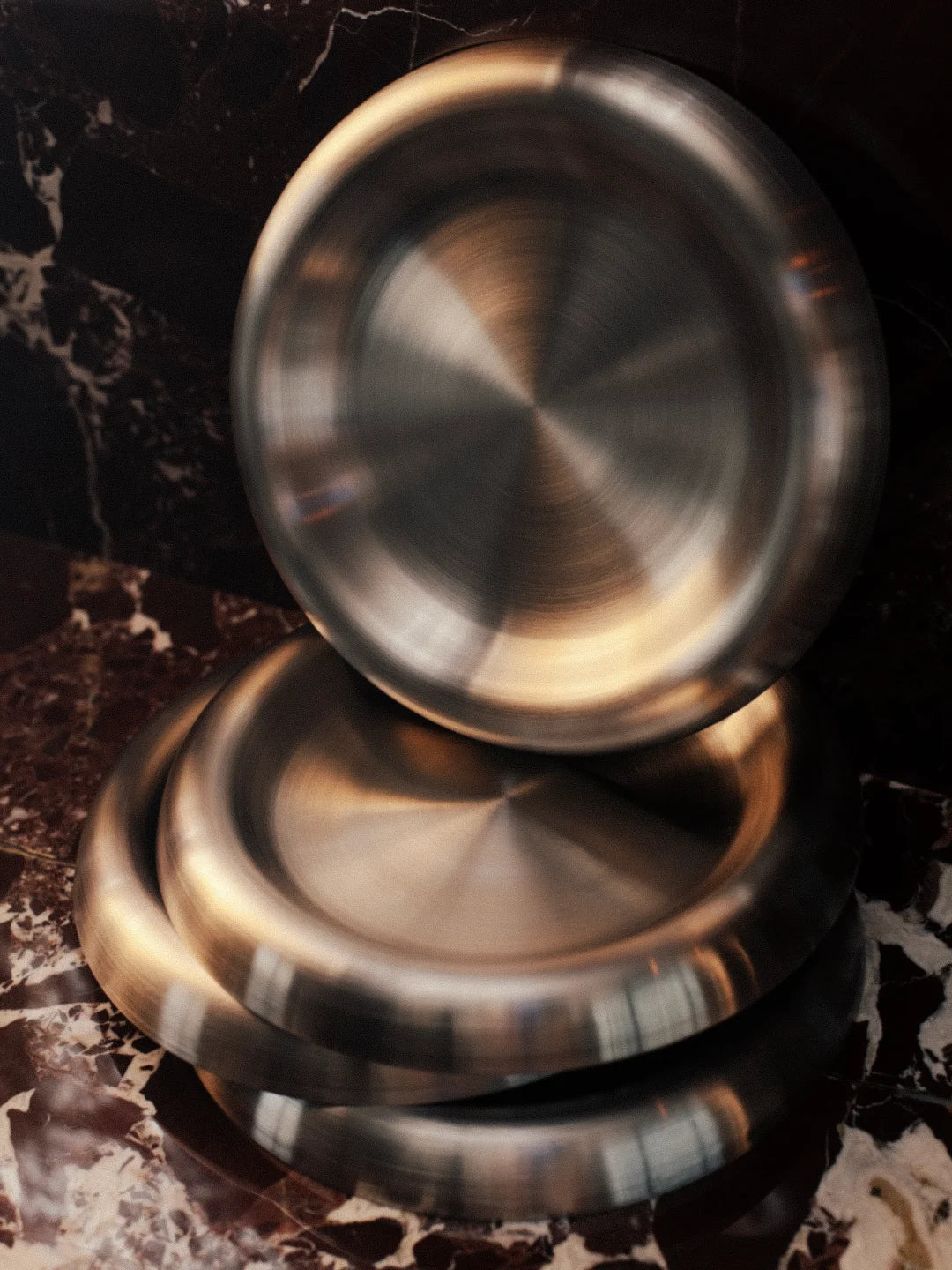 Platos curvados a partir de molde industrial, con un borde cilíndrico que enmarca su perímetro.
FÁBRICA OBJETUAL