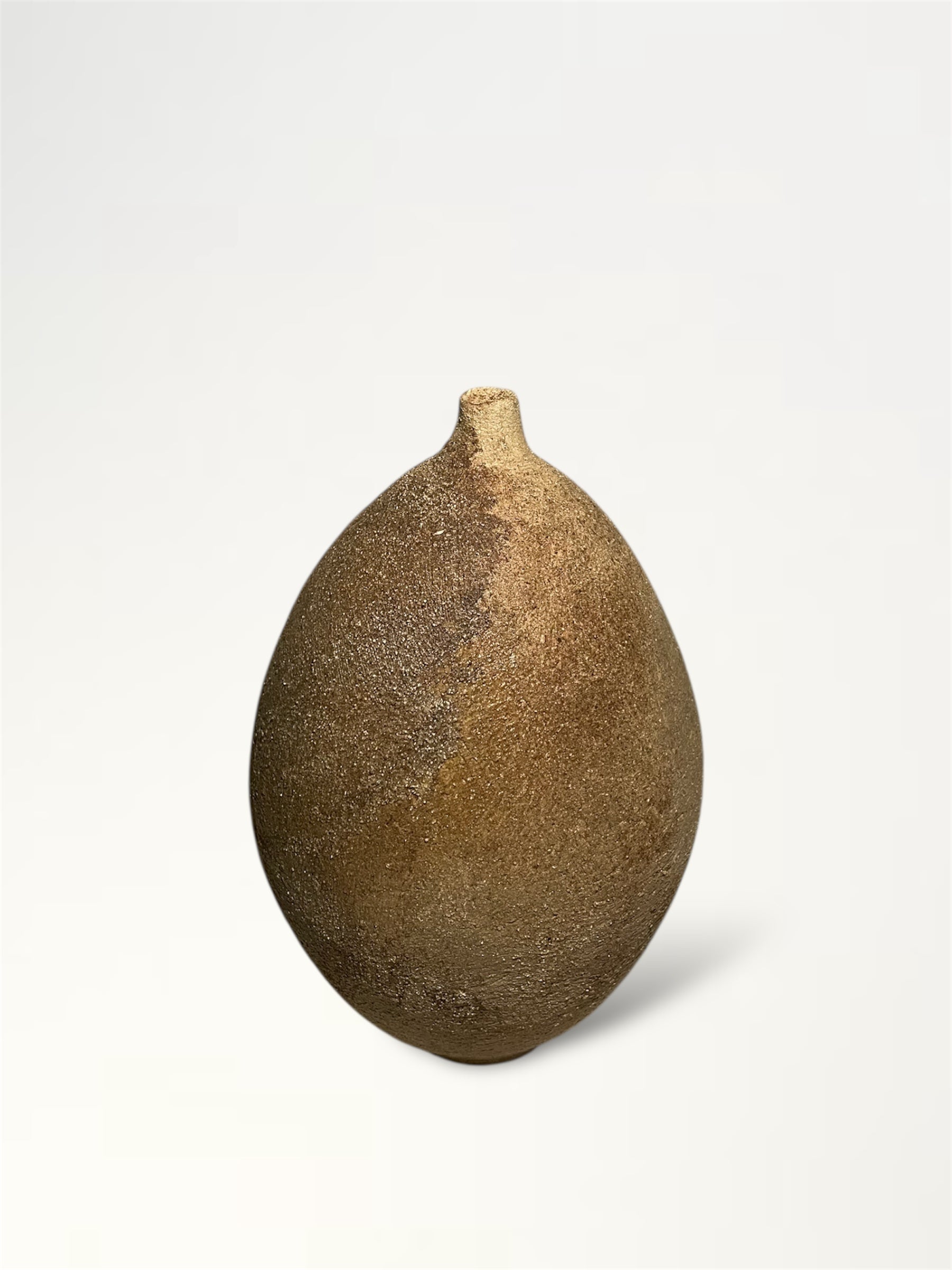 Hecha con una base de arcilla arenosa y enriquecida con arcillas nativas de la Amazonía ecuatoriana. 