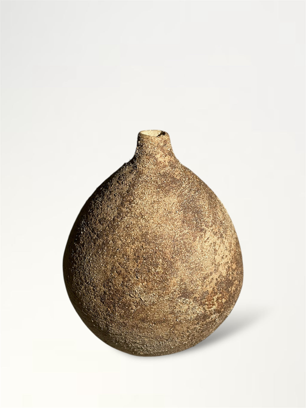 Hecha con una base de arcilla arenosa y enriquecida con arcillas nativas de la Amazonía ecuatoriana. 