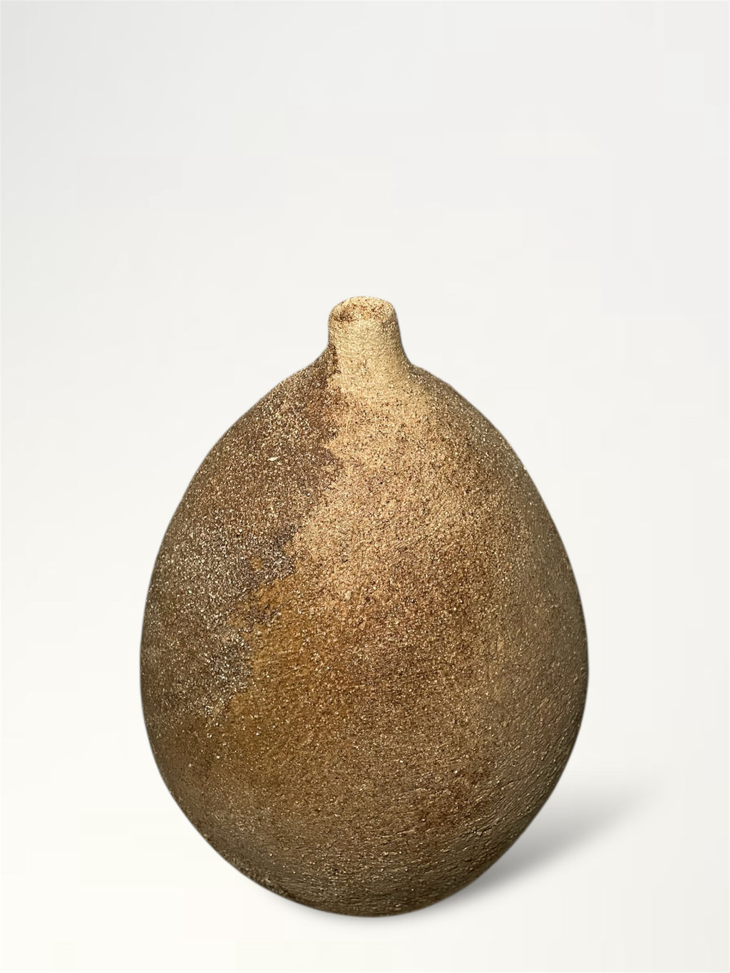 Hecha con una base de arcilla arenosa y enriquecida con arcillas nativas de la Amazonía ecuatoriana. 