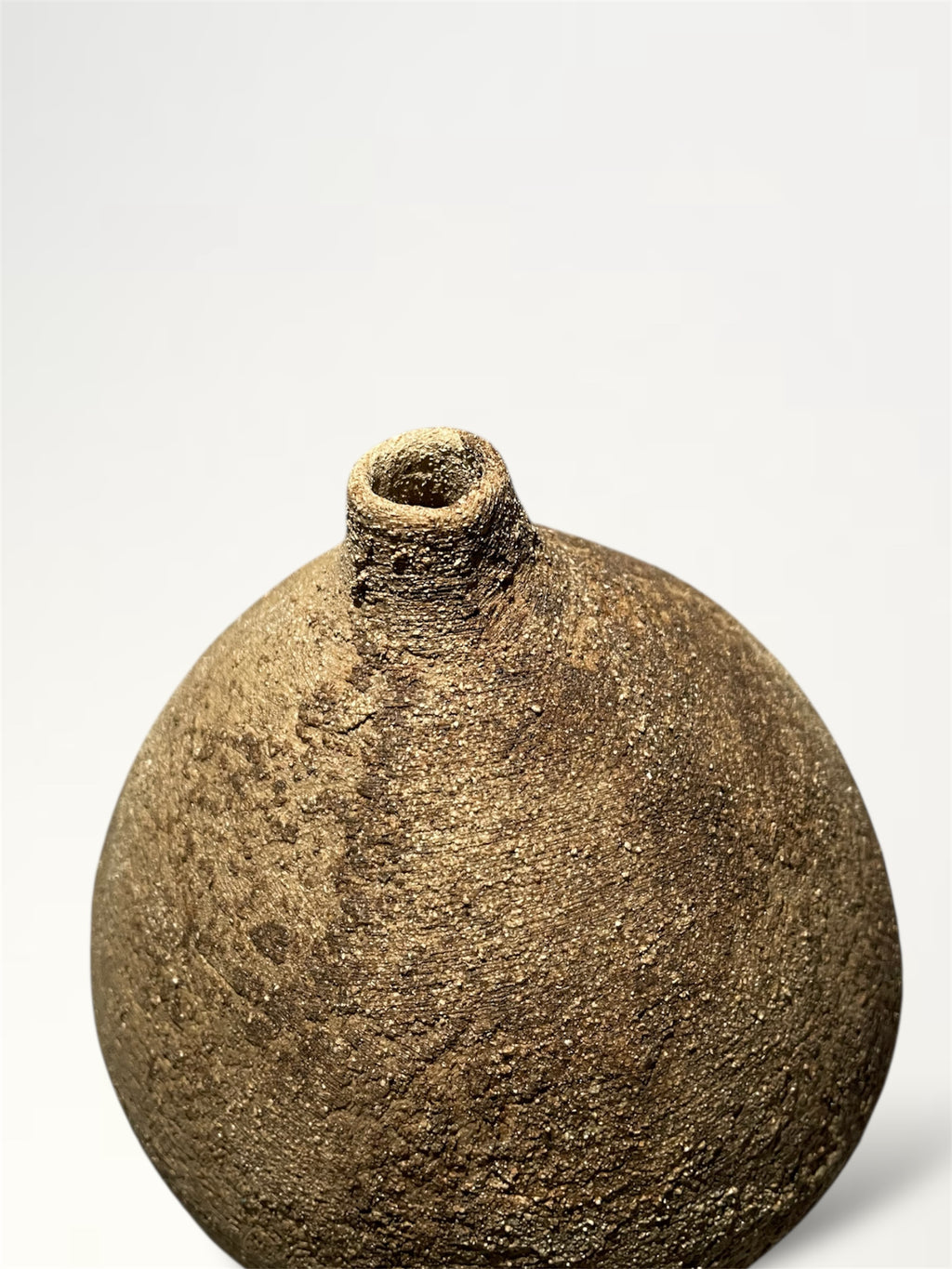 Hecha con una base de arcilla arenosa y enriquecida con arcillas nativas de la Amazonía ecuatoriana. 