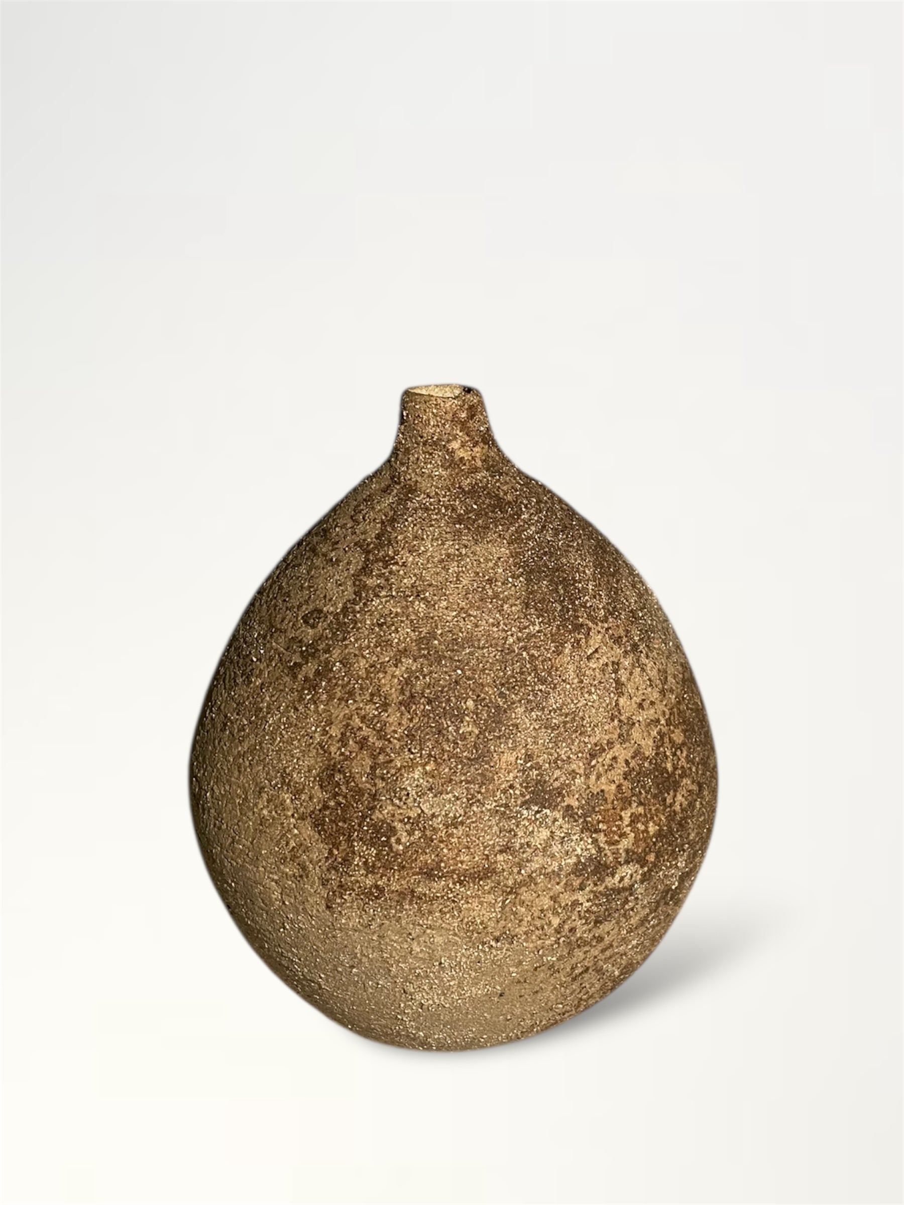 Hecha con una base de arcilla arenosa y enriquecida con arcillas nativas de la Amazonía ecuatoriana. 