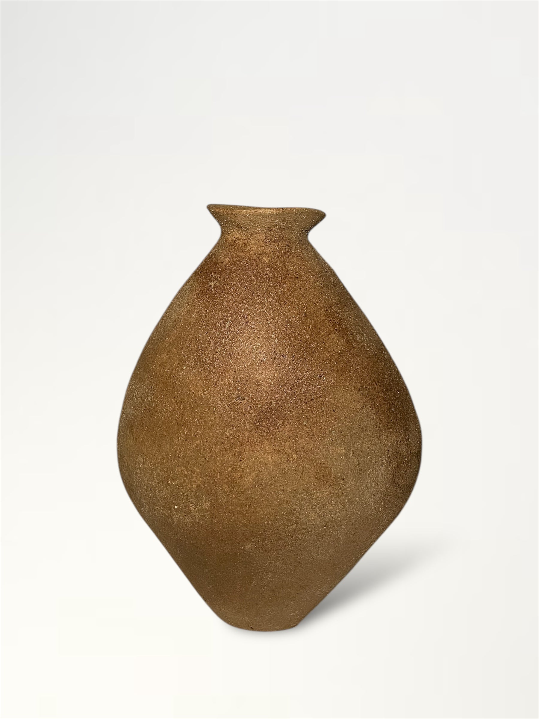 Hecha con una base de arcilla arenosa y enriquecida con arcillas nativas de la Amazonía ecuatoriana. 