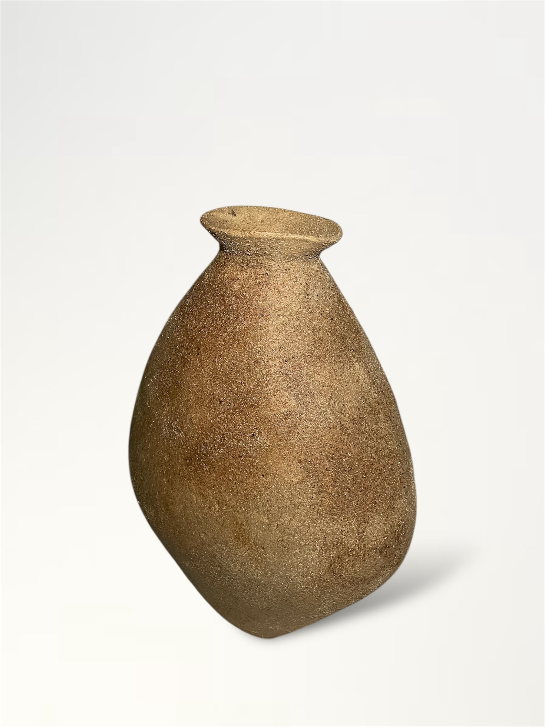 Hecha con una base de arcilla arenosa y enriquecida con arcillas nativas de la Amazonía ecuatoriana. 