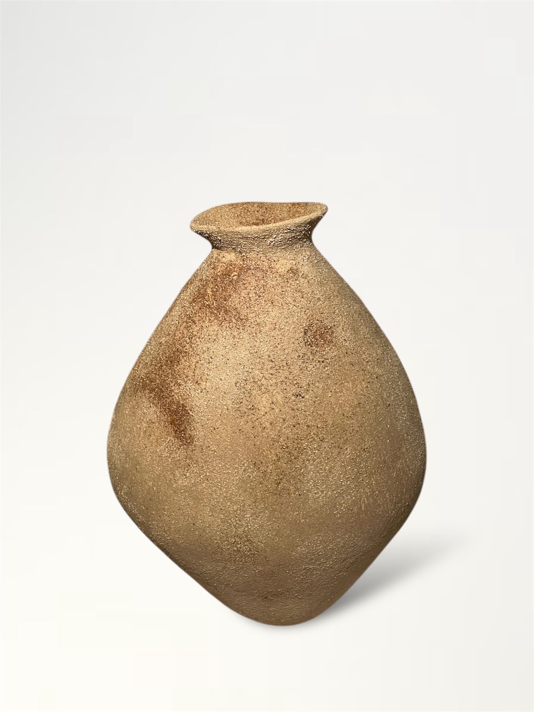 Hecha con una base de arcilla arenosa y enriquecida con arcillas nativas de la Amazonía ecuatoriana. 