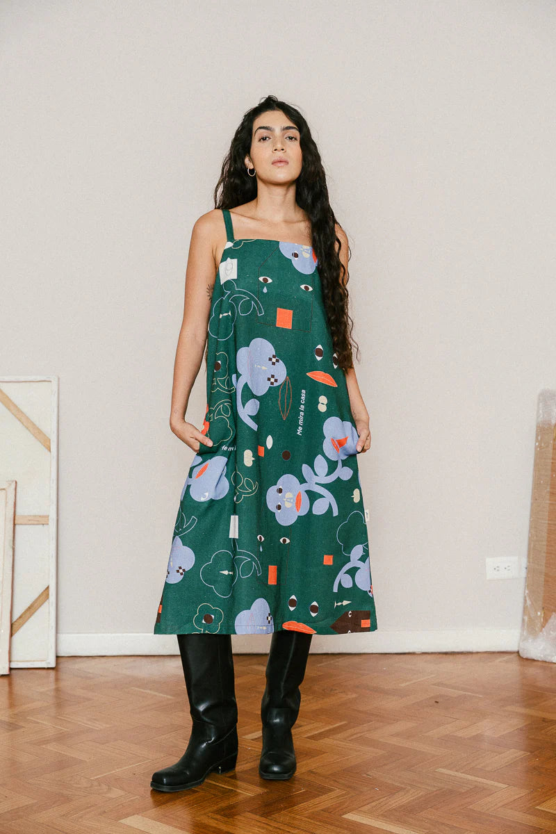 Vestido en forma campana con tiras ajustables en la espalda. Muy cómodo y versátil. Te lo puedes poner con una prenda abajo, o sin nada. Con botas o sandalias.