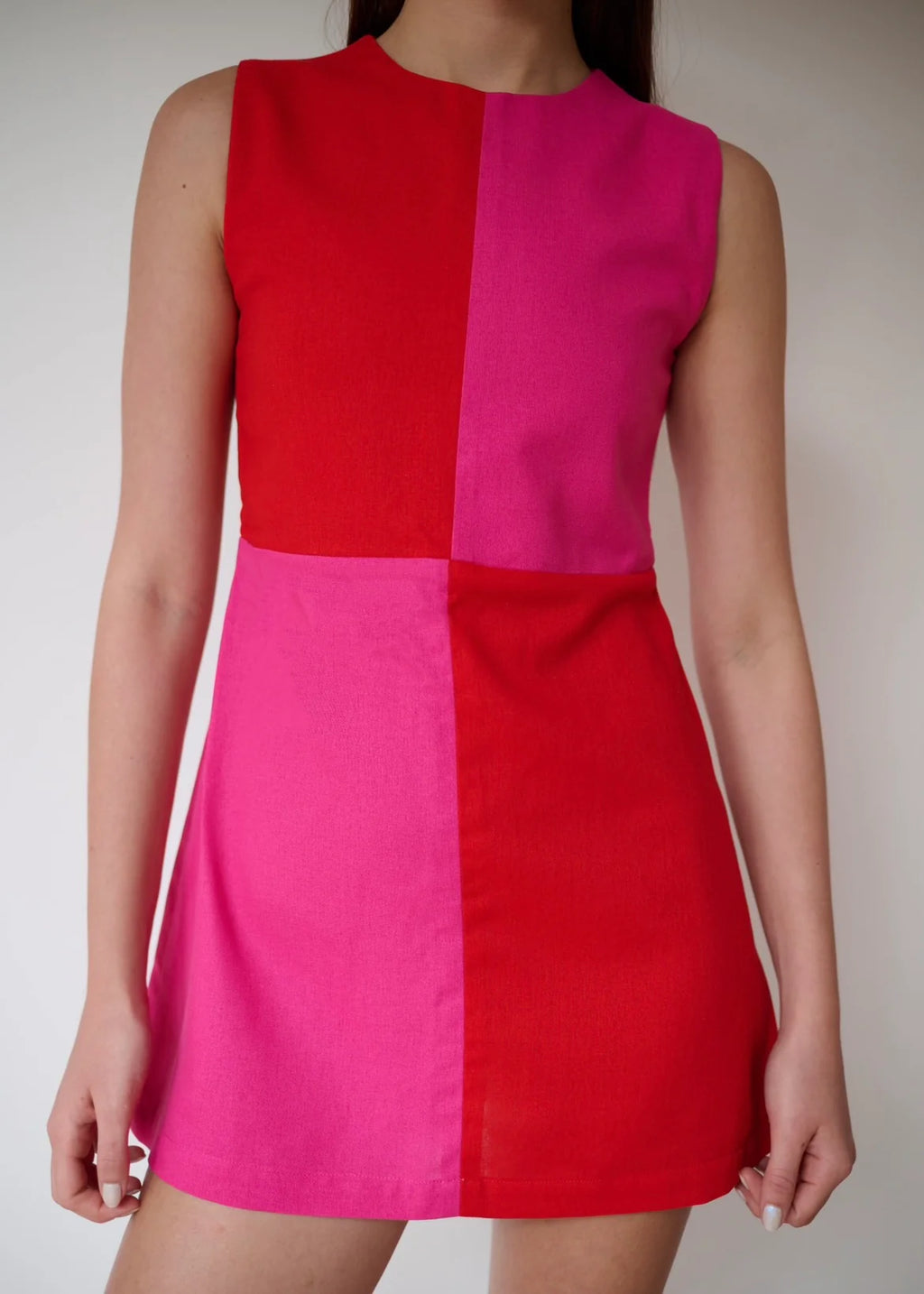 vestido corto de bloque de colores, rojo y hot pink con abertura en la espalda.
PAISAJE LATINO