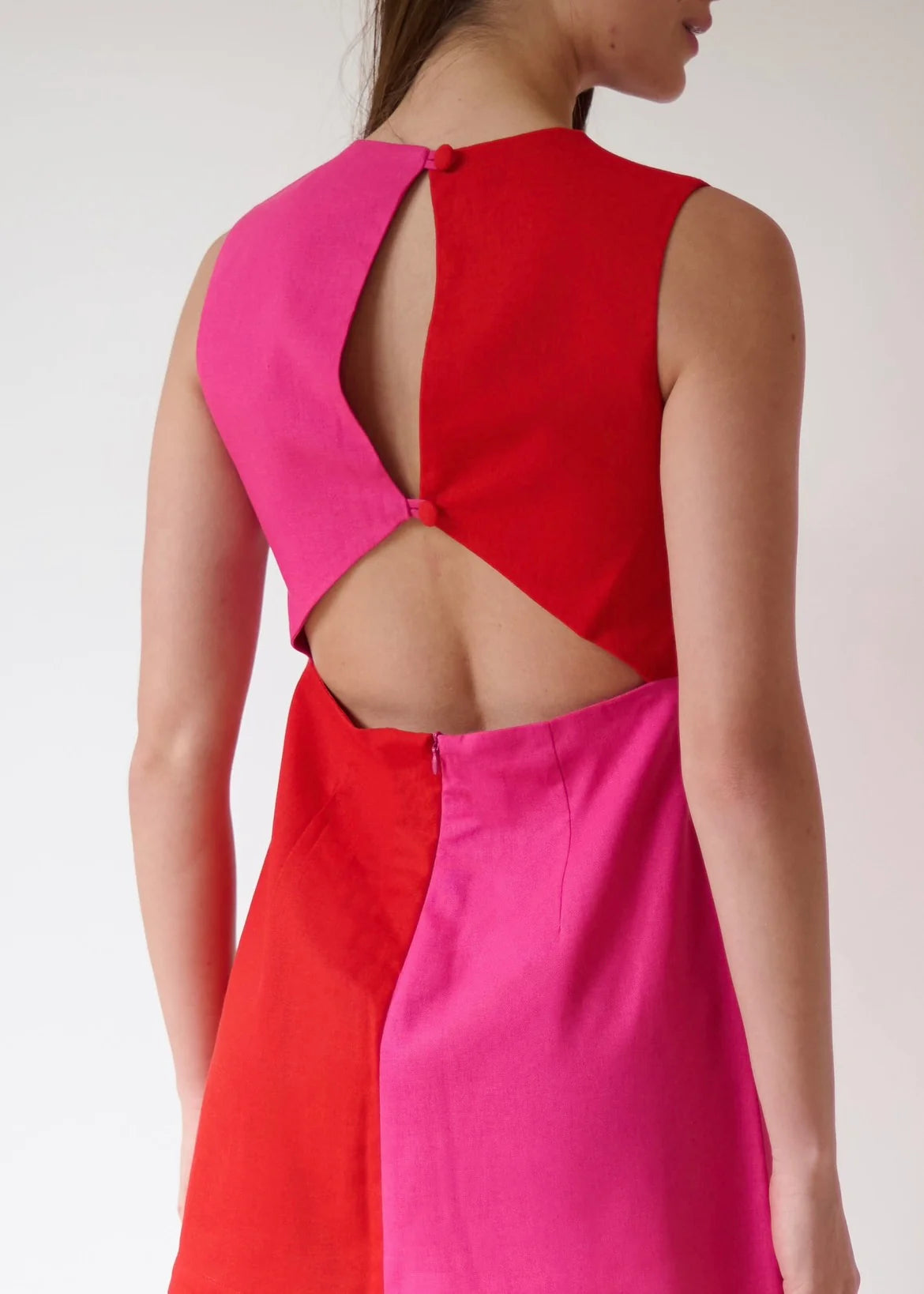 vestido corto de bloque de colores, rojo y hot pink con abertura en la espalda.
PAISAJE LATINO