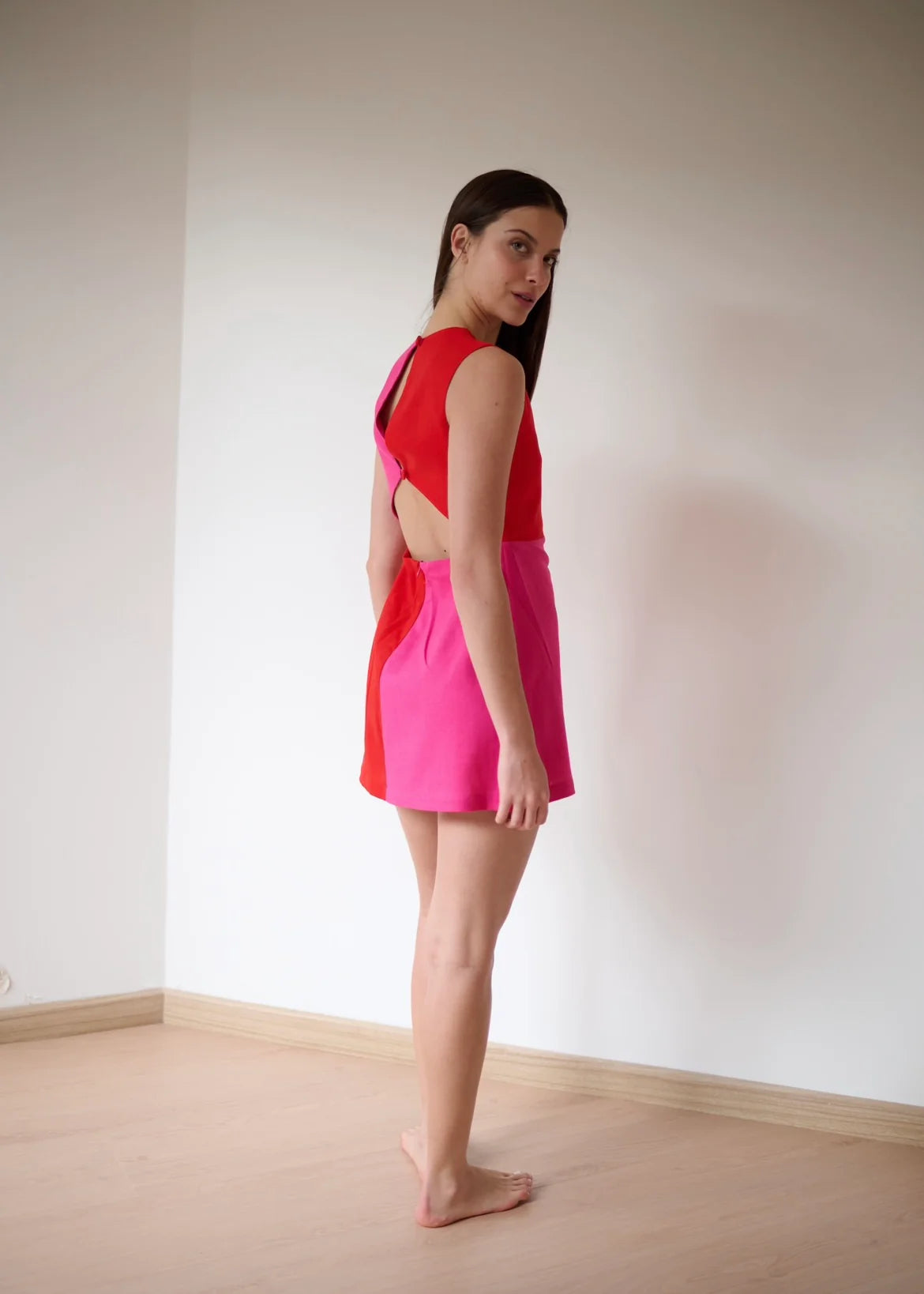 vestido corto de bloque de colores, rojo y hot pink con abertura en la espalda.
PAISAJE LATINO