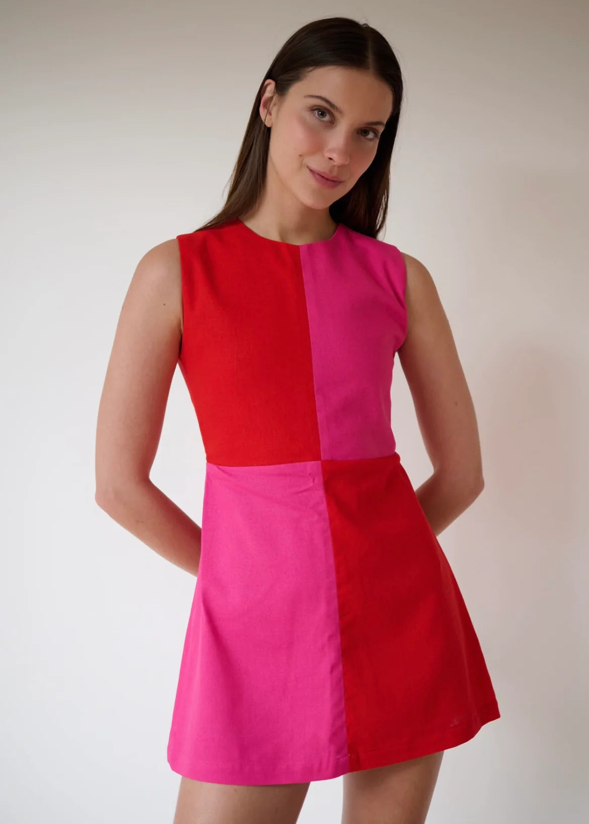 vestido corto de bloque de colores, rojo y hot pink con abertura en la espalda.
PAISAJE LATINO