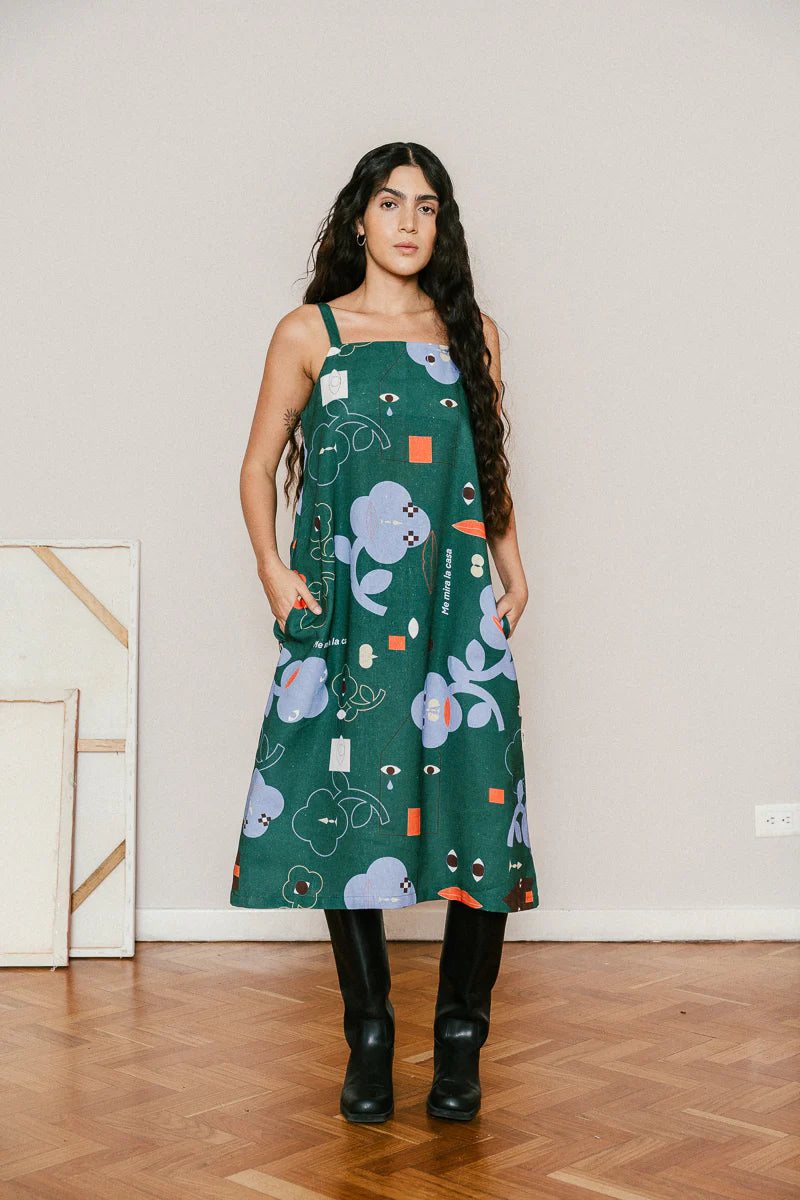 Vestido en forma campana con tiras ajustables en la espalda. Muy cómodo y versátil. Te lo puedes poner con una prenda abajo, o sin nada. Con botas o sandalias.&nbsp;